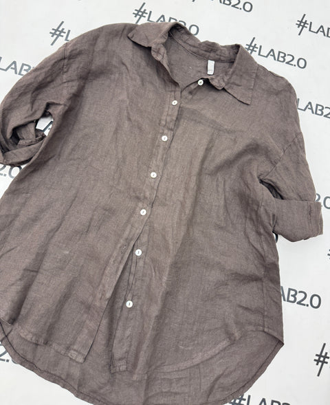 Comfortable linen shirt.  One size fits up to size 48.  Item measurements:  Length: 78 cm Bust: 112 cm Shoulder width: 59 cm  Composition:  100% linen  Emanuela is 167 cm tall and these are her measurements:  Bust: 86 cm Waist: 82 cm Hips: 108 cm