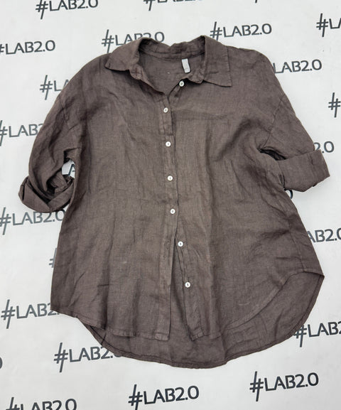 Comfortable linen shirt.  One size fits up to size 48.  Item measurements:  Length: 78 cm Bust: 112 cm Shoulder width: 59 cm  Composition:  100% linen  Emanuela is 167 cm tall and these are her measurements:  Bust: 86 cm Waist: 82 cm Hips: 108 cm