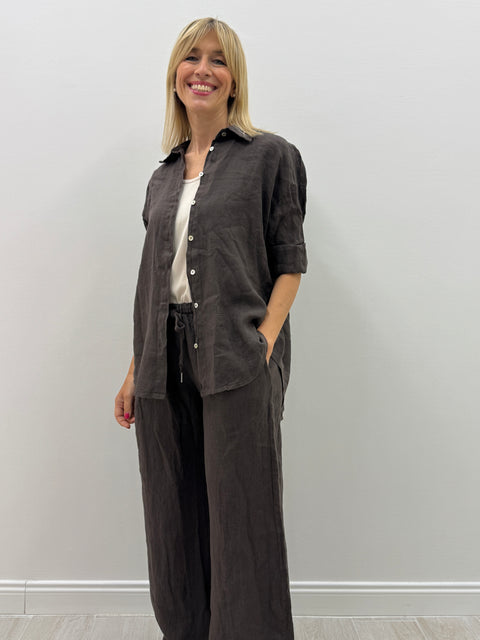 Comfortable linen shirt.  One size fits up to size 48.  Item measurements:  Length: 78 cm Bust: 112 cm Shoulder width: 59 cm  Composition:  100% linen  Emanuela is 167 cm tall and these are her measurements:  Bust: 86 cm Waist: 82 cm Hips: 108 cm